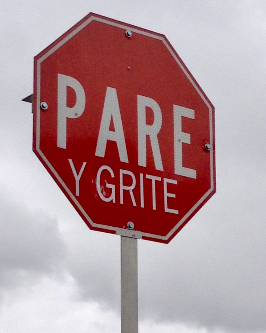 A red stop sign that reads Pare y grite.